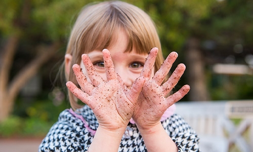 girl with dirty hands